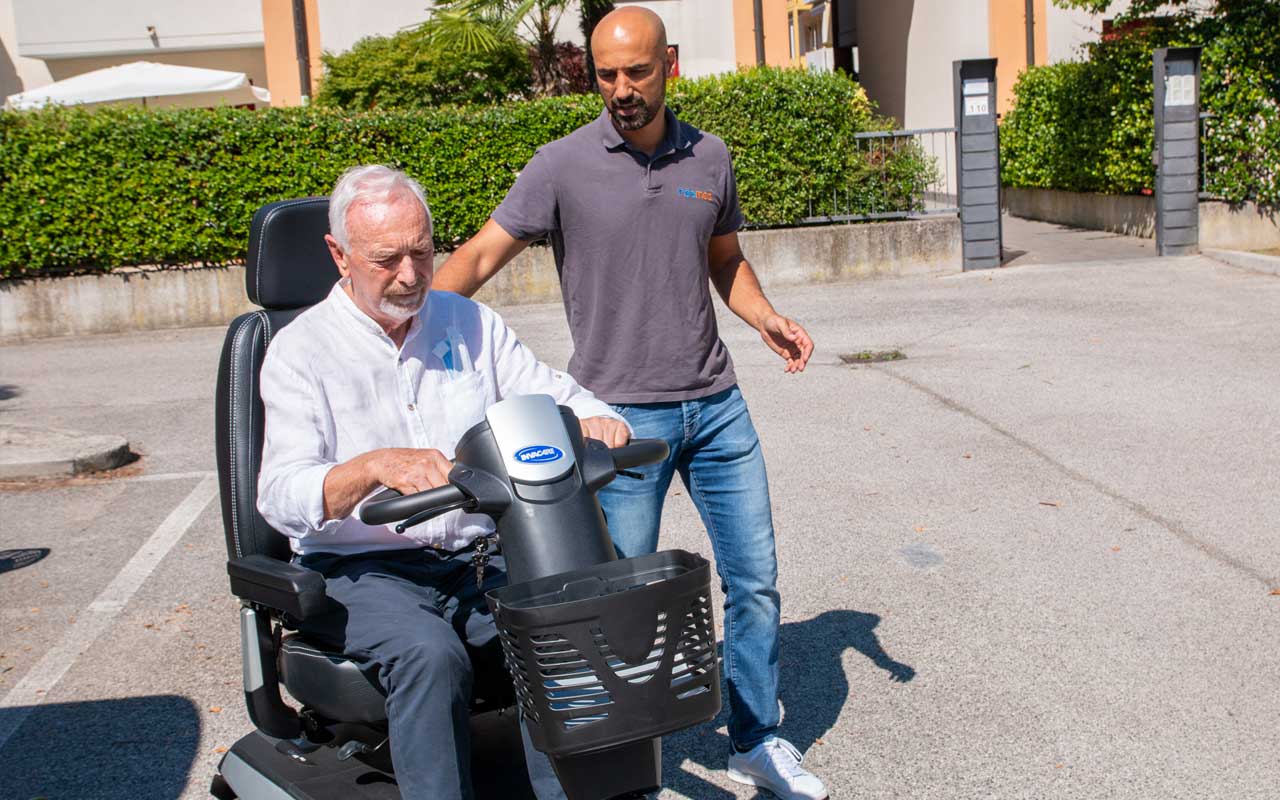 Consegna e istruzioni scooter elettrici per anziani